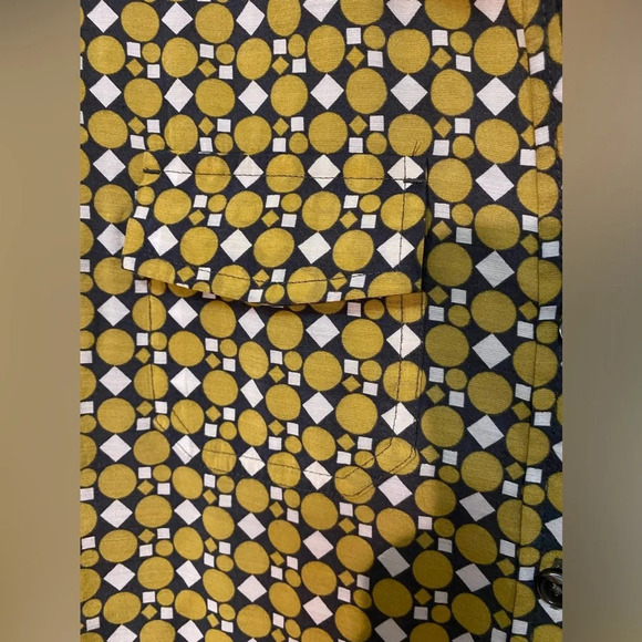 Women’s lightweight button down top with geometric pattern size medium - Picture 4 of 7